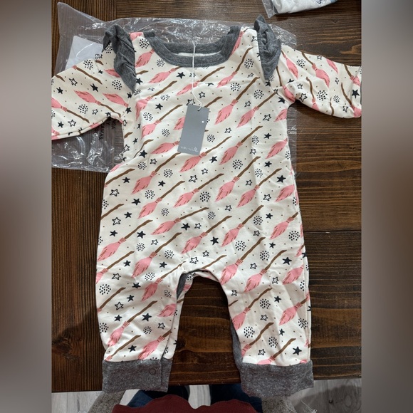 Charming Feather Print Kids Bodysuit - Picture 1 of 1